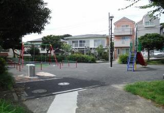 バーをつかんでぶら下がります。