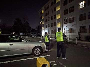 建物を見上げる人たちの写真