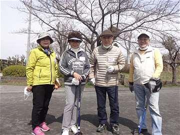 グラウンドに立つ4人の写真