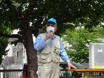 マイクを手に話す土屋会長の写真