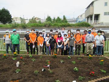 花苗を植え終わった花壇で集合写真