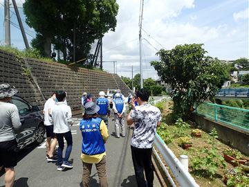 川沿い道路での開会式の写真