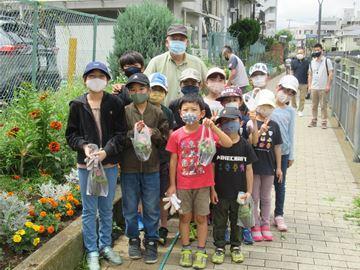 花苗を手に集合写真