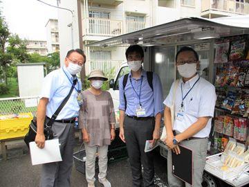 木村会長と区長、野庭住宅地区担当の2人の写真