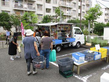 住民の皆さんと販売車の写真