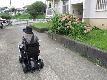 電動車いすで走行している写真