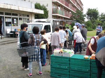 住民の皆さんと販売車の写真