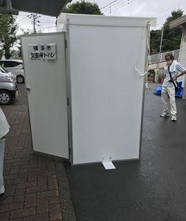 トイレの個室が組み立てられた写真