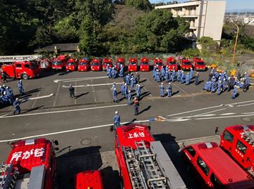 地面にのばされた何本ものホースの写真