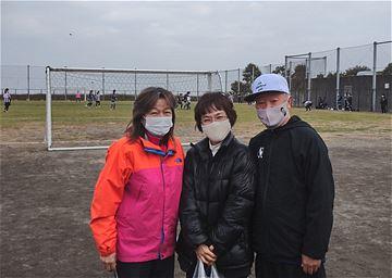 グラウンドで3人並んだ写真