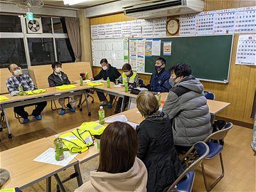 集会所で話し合う人たちの写真