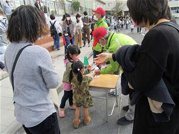 子どもたちが手を消毒している写真