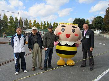 ハチサン太郎と4人の人たちの写真