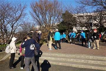 公園に集まる人たちの写真