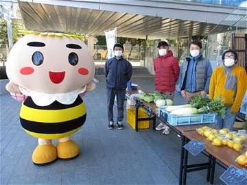 公会堂前で農家の皆さんと一緒に写真に納まる８３太郎