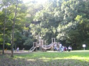 公園にある遊具で遊ぶ子どもたち