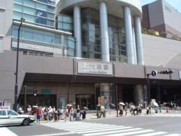 上大岡駅の１番出口から横浜方面にお進みください。