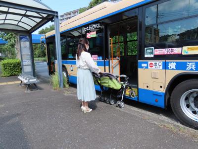 ベビーカーの前タイヤを持ち上げてご乗車ください