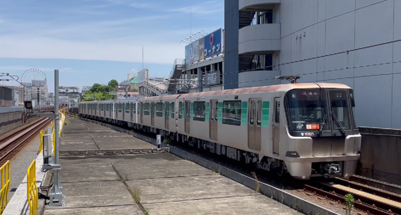 【画像】６両編成センター南駅に入線