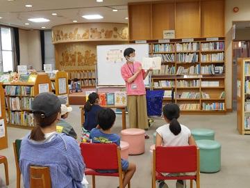 港南図書館ブックトークの様子
