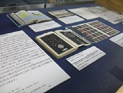 展示の写真（ガラスケース内の本など）