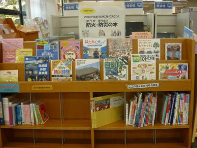 児童書展示の様子です。表紙が見えるように展示しています。