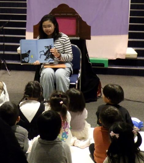 ヨコアリくんまつりでの子ども司書によるおはなし会の様子