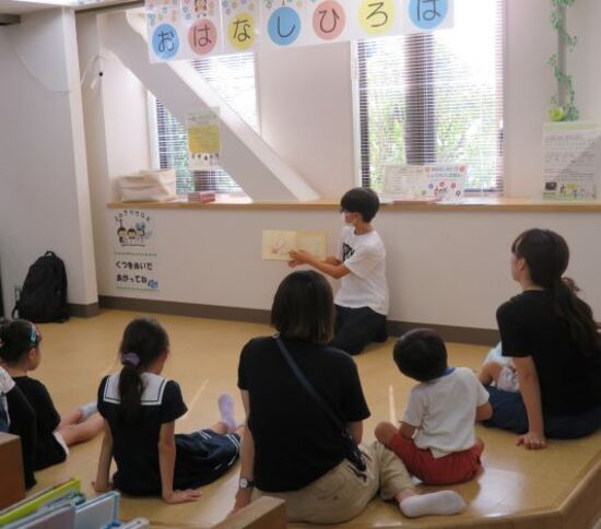 ひろばおはなし会での中学生の読み聞かせの様子
