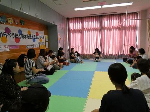 わらべうたを楽しむ親子の様子
