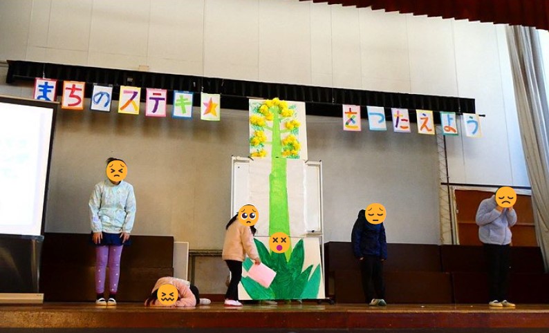 リュウゼツランの劇をする子どもたち