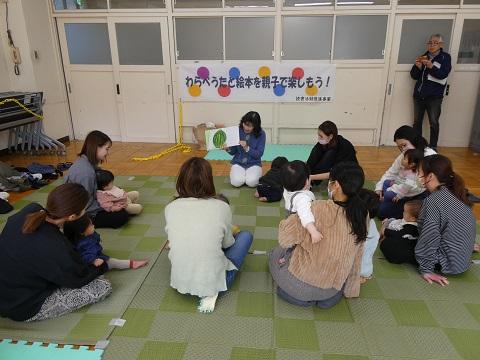 絵本の読み聞かせ
