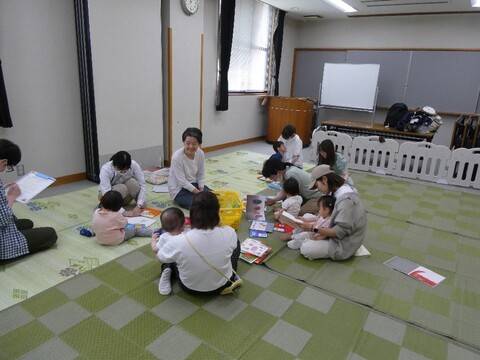 絵本を楽しむ参加者のみなさん