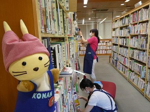 蔵書点検の作業風景