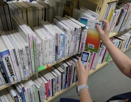 蔵書点検の作業風景