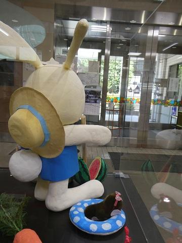 夏休みスタイルのうさぽん像