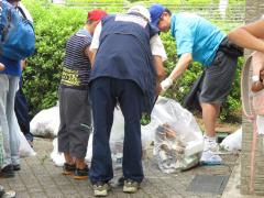 公園のお掃除に汗を流す人たち