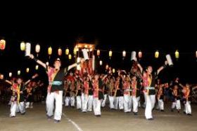 夏祭りでソーラン節を踊る人たち