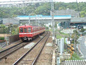 京浜急行との交差部付近