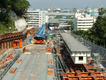 大岡川分水路上の橋梁工事