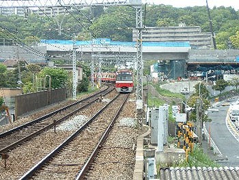 京浜急行との交差部付近