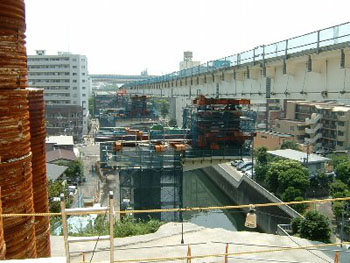 大岡川分水路上の橋梁工事