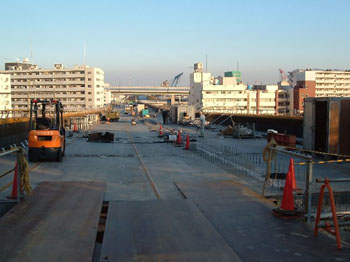 大岡川分水路上の橋梁工事