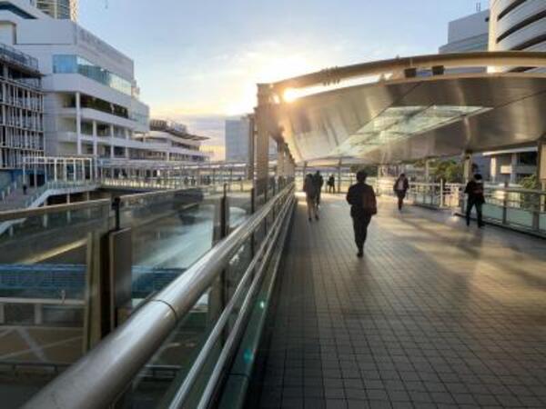 横浜駅ポートサイド人道橋の写真です。