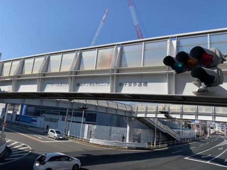 ティースホワイト横浜デンタルクリニック新子安歩道橋のネーミングライツの写真です。