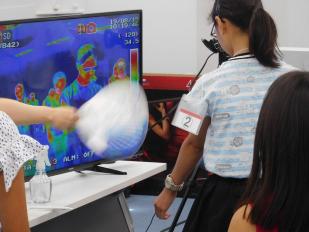ひんやり実験で大気の秘密を探ろう！の様子