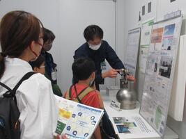 大気分析についての展示の様子