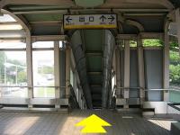 並木北駅出口2階段の上の写真