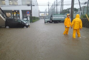 浸水している道路の写真