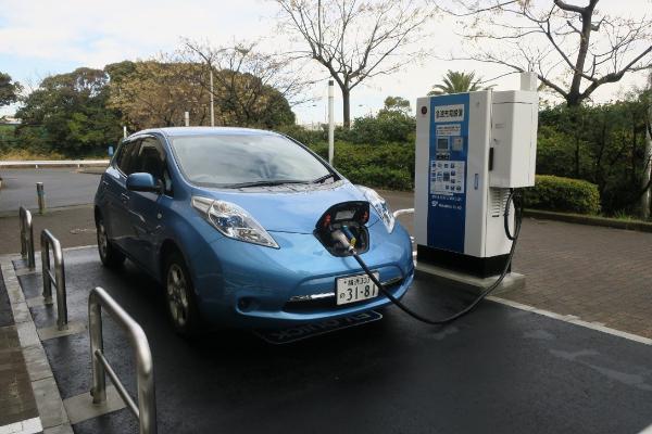 電気自動車と急速充電設備
