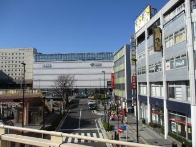 鶴見駅東口駅前広場の写真